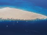 Vorgelagerte Sandinsel mit kleinem Riff