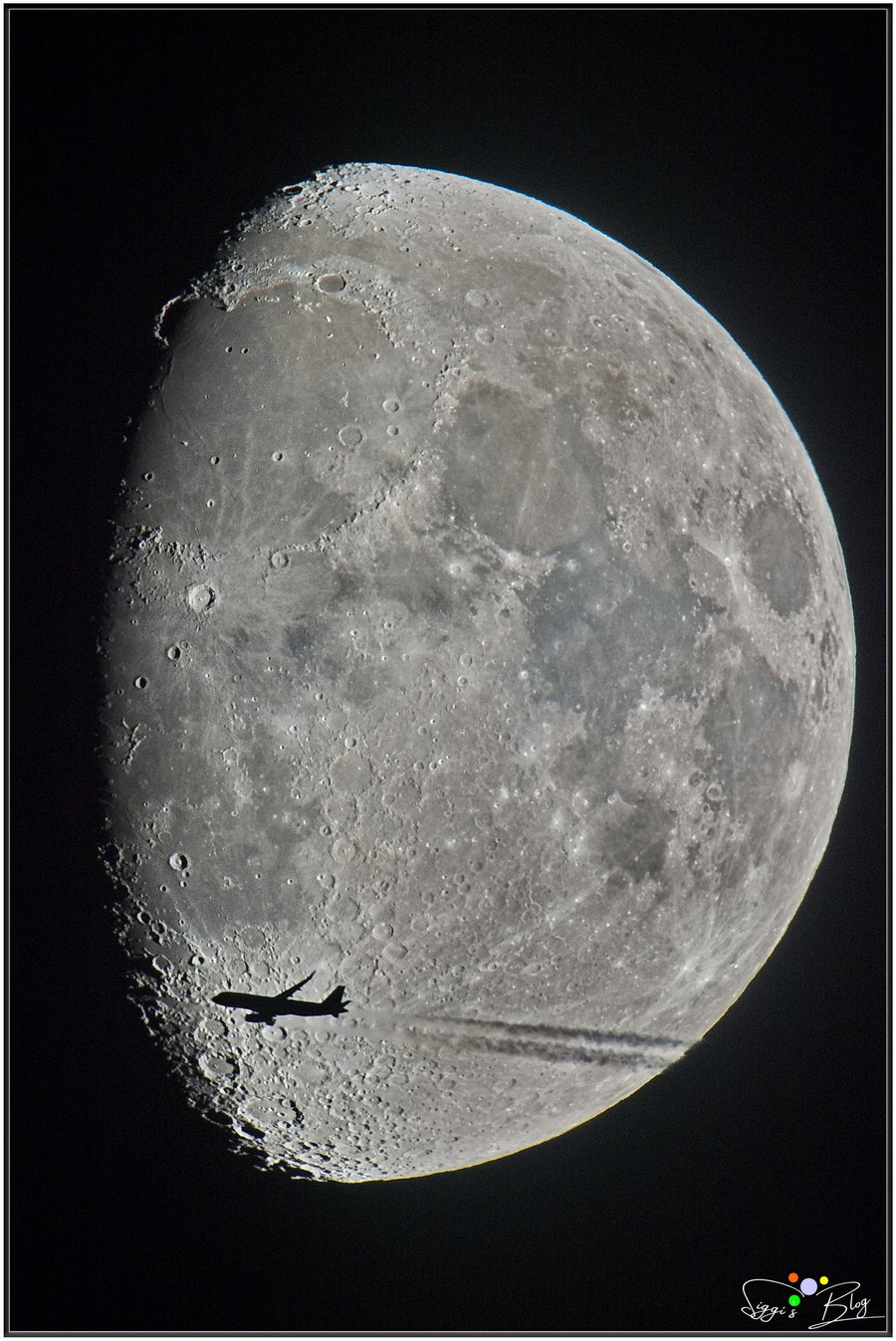 240616 Mond_Goldner Henkel & Flugzeug 