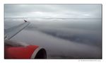 Sinkflug auf den Flughafen zwischen den Wolkenschichten